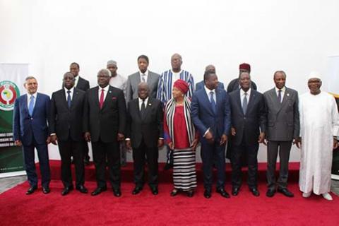 Photo_de_famille_des_chefs_d_Etat_et_de_gouvernement_a_l_issue_de_la_ceremonie_d_ouverture.jpg